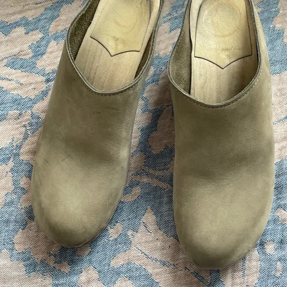No. 6 Gray and Tan Mules with Wooden Platform - Picture 11 of 13